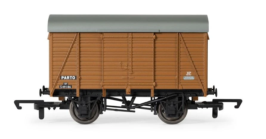 HORNBY R60102 BR Twin Vent Van S49186 – Era 6 4 HORNBY R60102 BR Twin Vent Van S49186 – Era 6 - Image 4