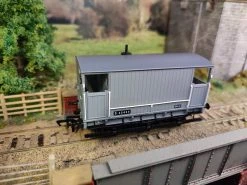 RAPIDO 931008 SECR 6 Wheel Brake Van – No.S55434 – BR Freight Grey